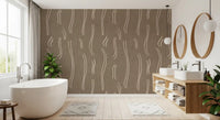 Warme taupefarbene Tapete mit welligen Streifen im Mid-Century-Stil⁠