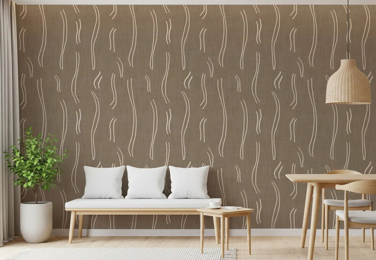 Warme taupefarbene Tapete mit welligen Streifen im Mid-Century-Stil⁠