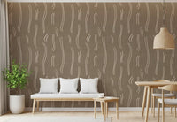 Warme taupefarbene Tapete mit welligen Streifen im Mid-Century-Stil⁠