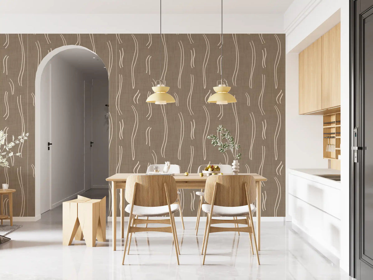 Warme taupefarbene Tapete mit welligen Streifen im Mid-Century-Stil⁠