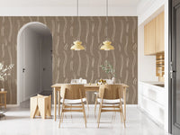Warme taupefarbene Tapete mit welligen Streifen im Mid-Century-Stil⁠