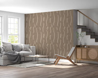 Warme taupefarbene Tapete mit welligen Streifen im Mid-Century-Stil⁠