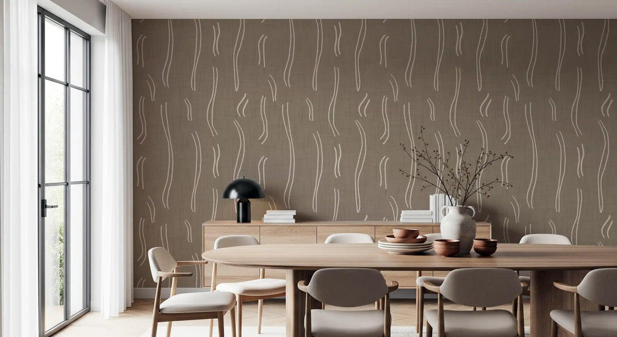 Warme taupefarbene Tapete mit welligen Streifen im Mid-Century-Stil⁠