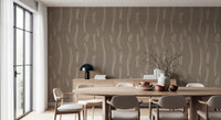 Warme taupefarbene Tapete mit welligen Streifen im Mid-Century-Stil⁠