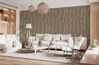 Warme taupefarbene Tapete mit welligen Streifen im Mid-Century-Stil⁠