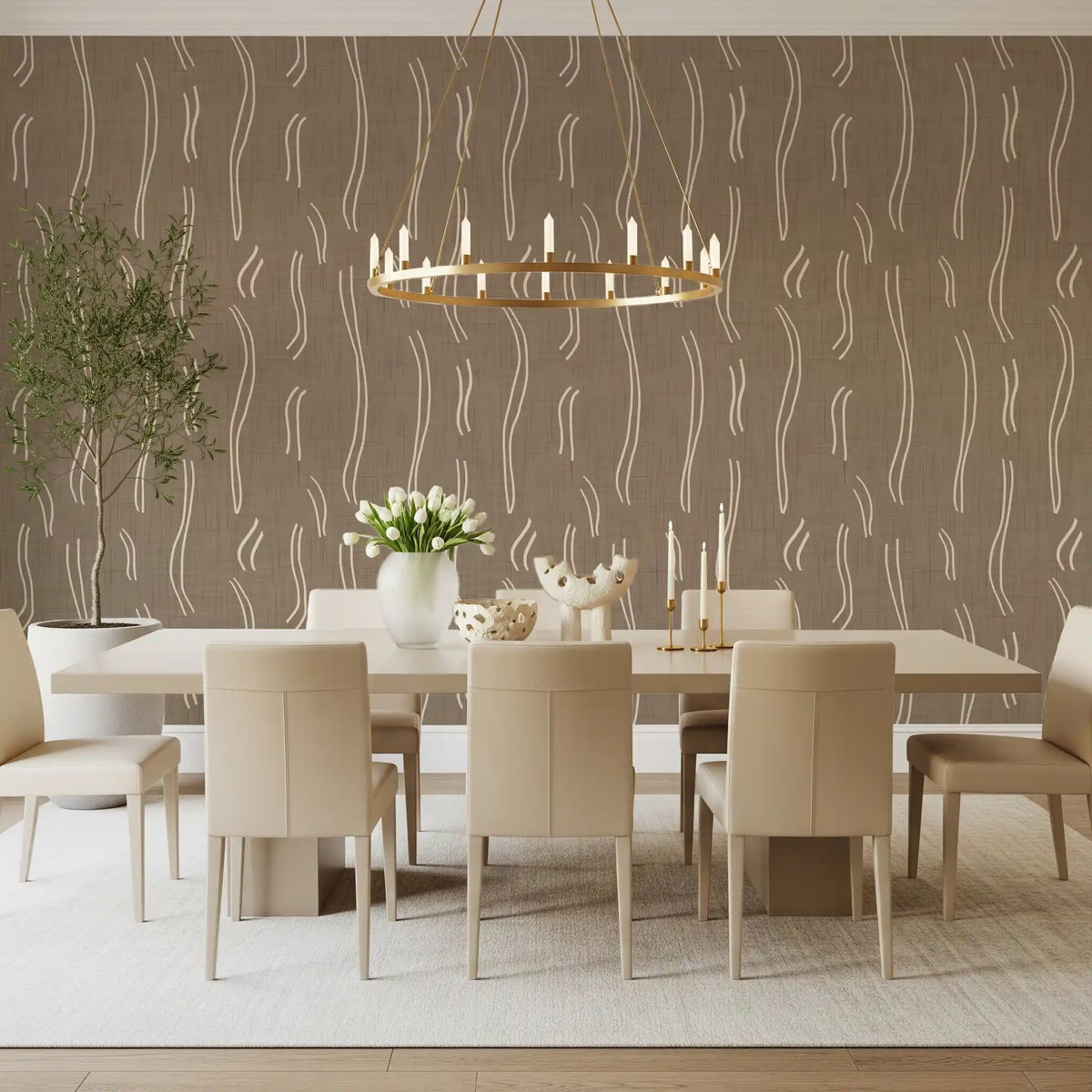 Warme taupefarbene Tapete mit welligen Streifen im Mid-Century-Stil⁠