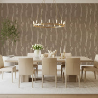 Warme taupefarbene Tapete mit welligen Streifen im Mid-Century-Stil⁠