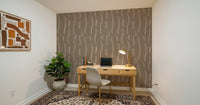 Warme taupefarbene Tapete mit welligen Streifen im Mid-Century-Stil⁠