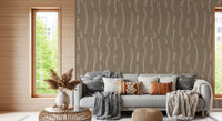 Warme taupefarbene Tapete mit welligen Streifen im Mid-Century-Stil⁠