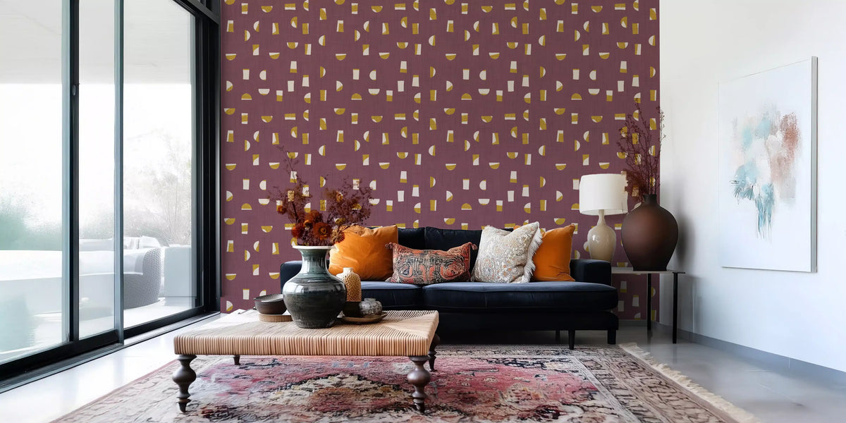 Burgunderrote Tapete mit abstrakten Formen im Mid-Century-Stil⁠