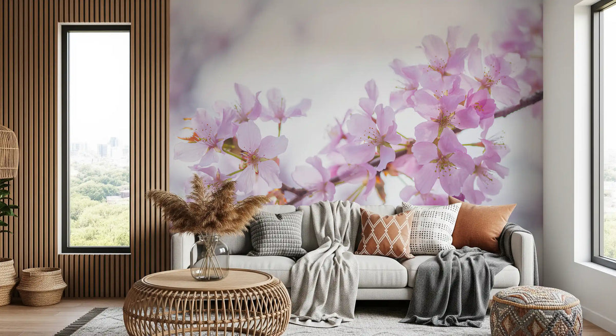 Minimalistisk väggmålning med vårens blomblad