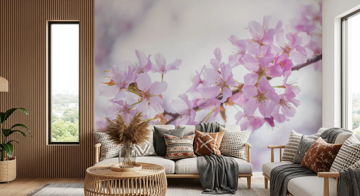 Minimalistisk väggmålning med vårens blomblad
