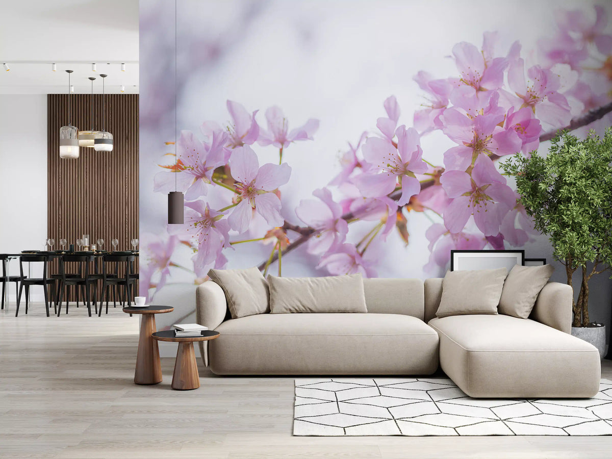 Minimalistisk väggmålning med vårens blomblad