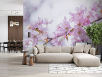 Minimalistisk väggmålning med vårens blomblad