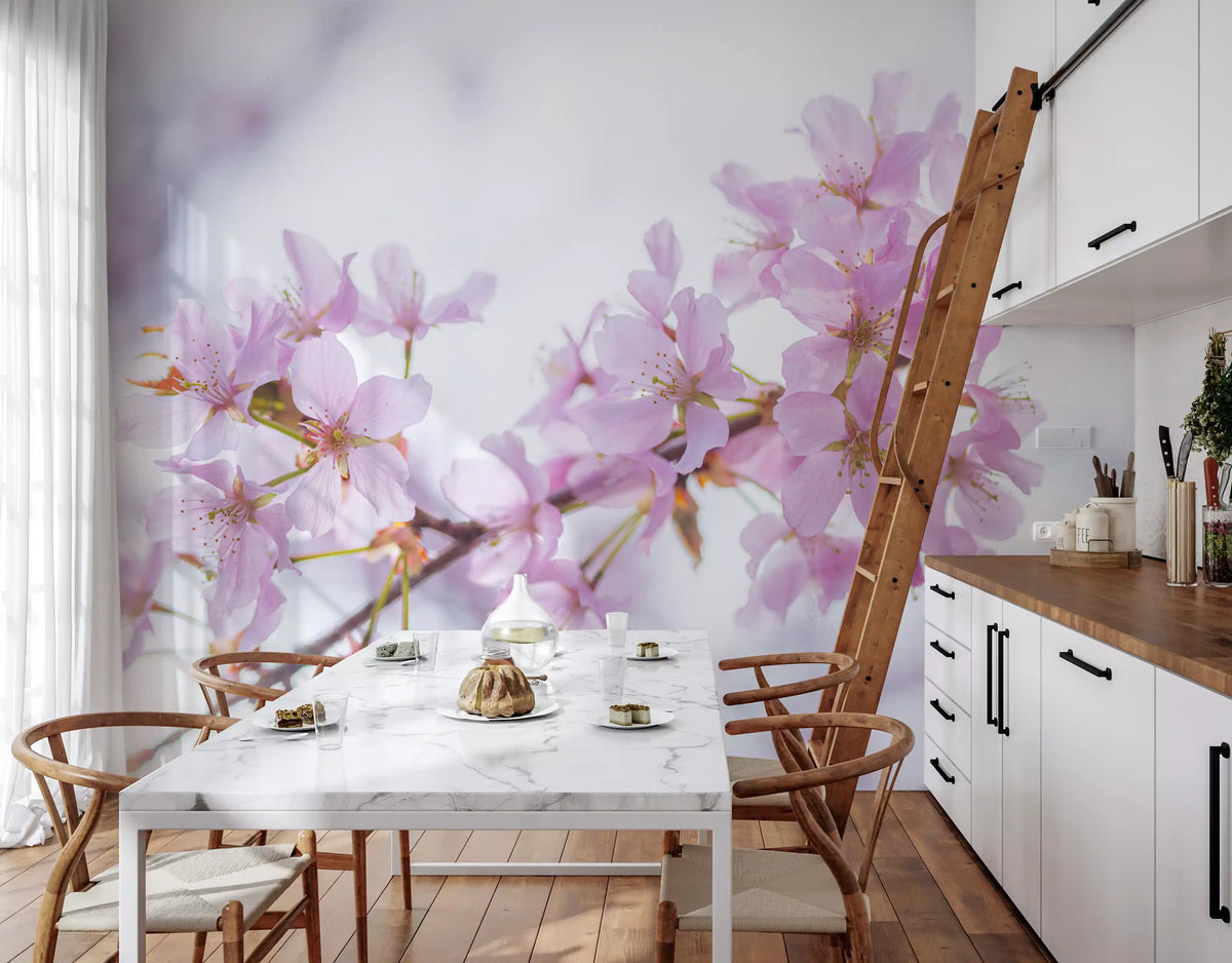 Minimalistisk väggmålning med vårens blomblad