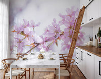 Minimalistisk väggmålning med vårens blomblad