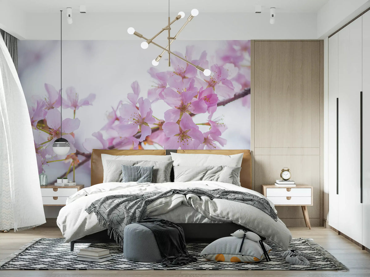 Minimalistisk väggmålning med vårens blomblad
