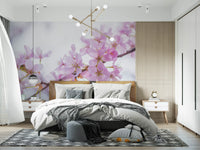 Minimalistisk väggmålning med vårens blomblad