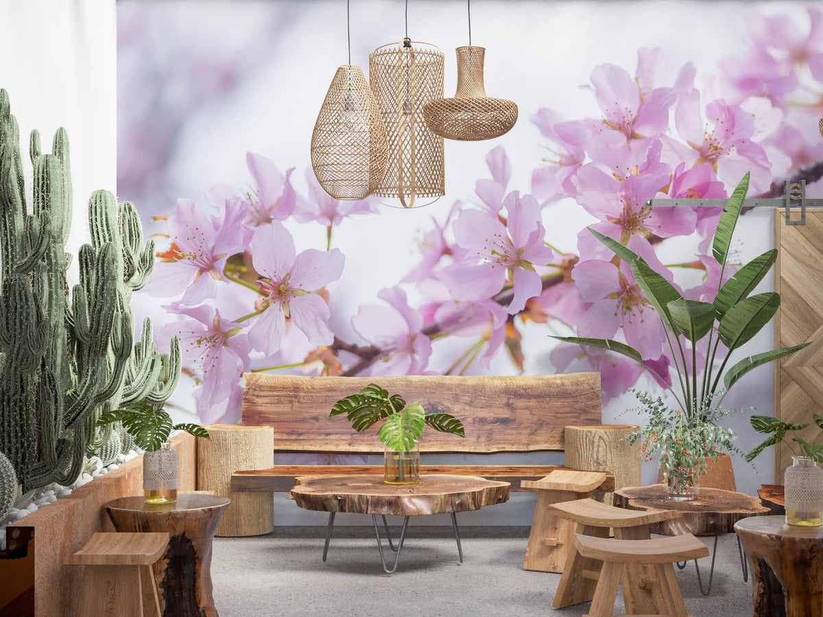 Minimalistisk väggmålning med vårens blomblad
