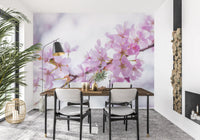 Minimalistisk väggmålning med vårens blomblad
