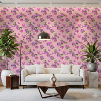 Tapete mit zartem Blumenmuster und Blüten