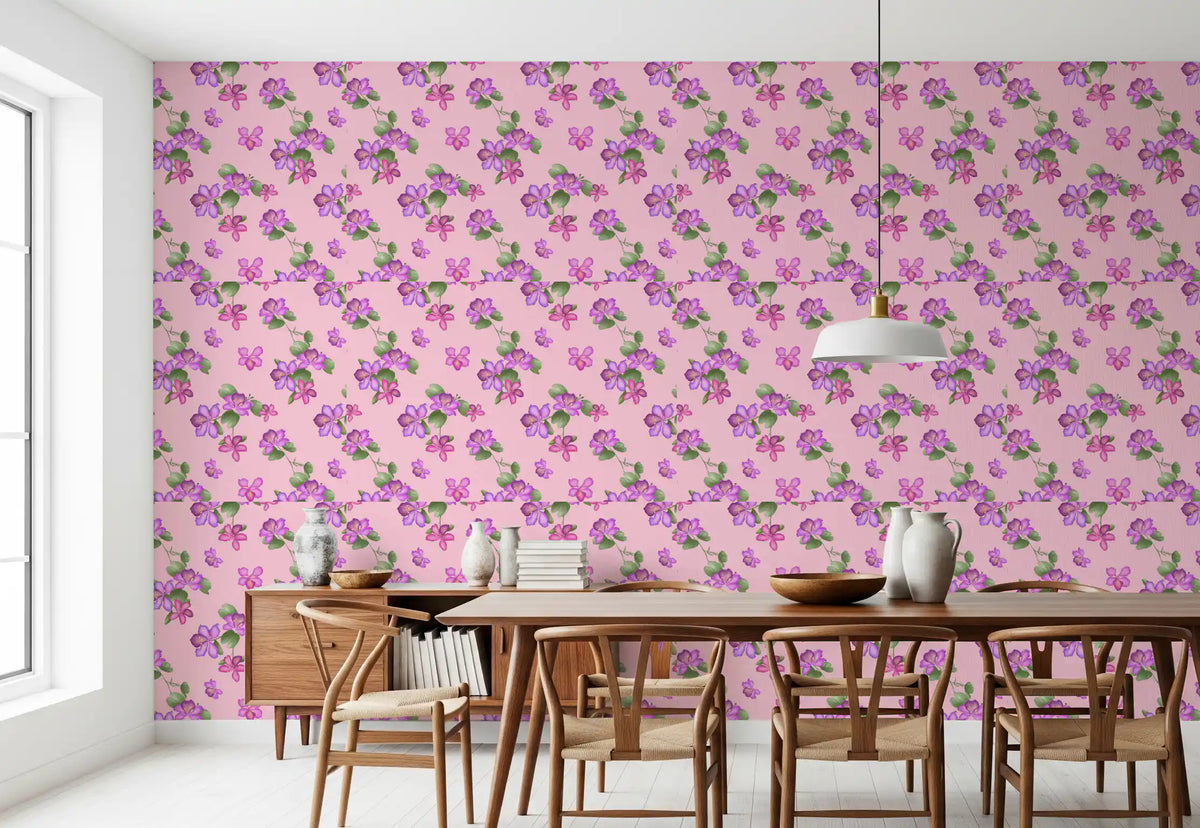 Tapete mit zartem Blumenmuster und Blüten