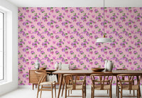 Tapete mit zartem Blumenmuster und Blüten
