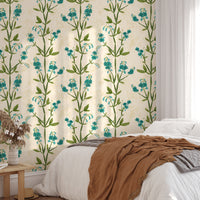 Refreshing sweet peas wallpaper with delicate blue tones.
