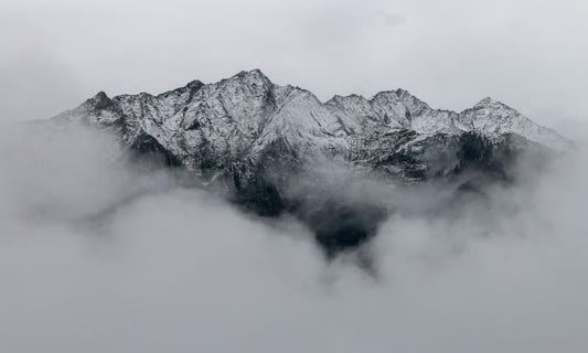 Murale di sfondi della montagna nebbiosa