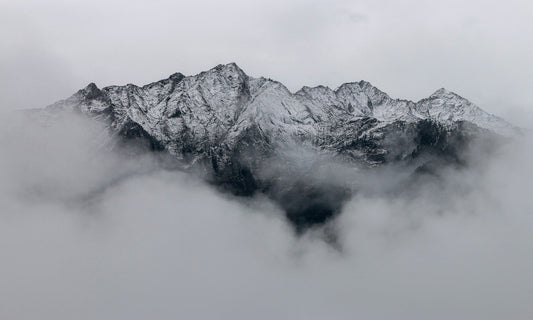 Murale di sfondi della montagna nebbiosa