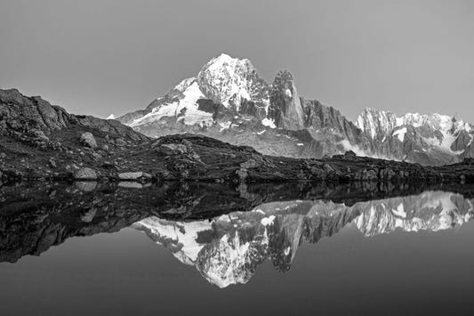 Sfondo per montagna in bianco e nero