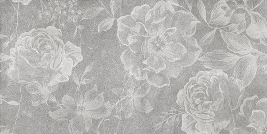 Fiori con vecchia carta da parati da parete bianca
