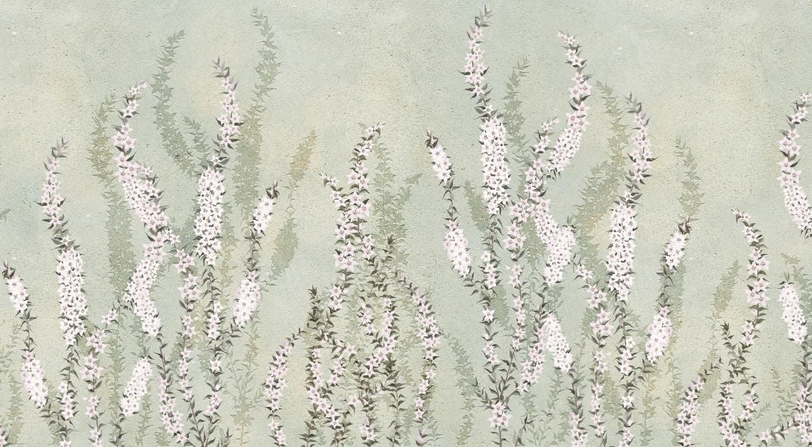Fleur suspendue sur des peintures murales vertes