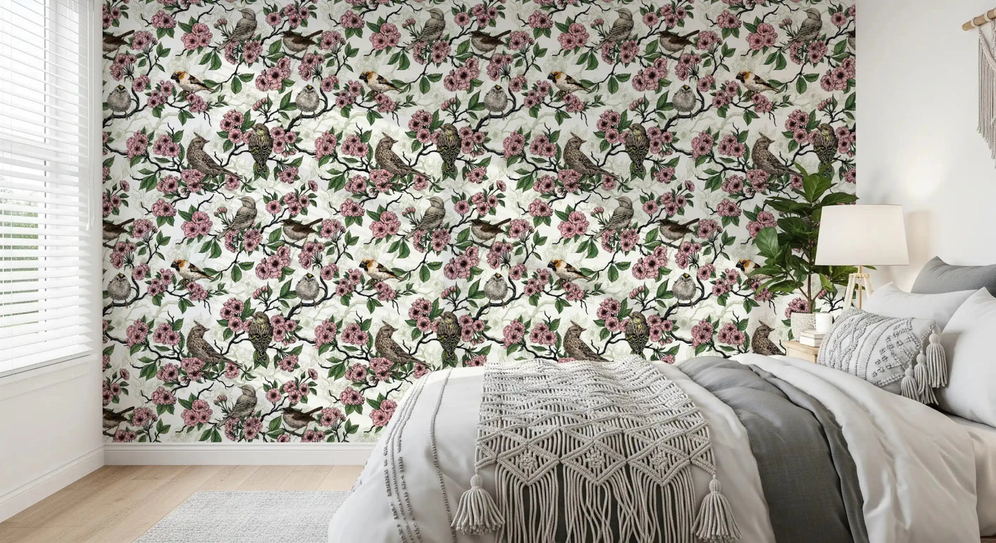 Vögel und Kirschblüten auf weißer Tapete