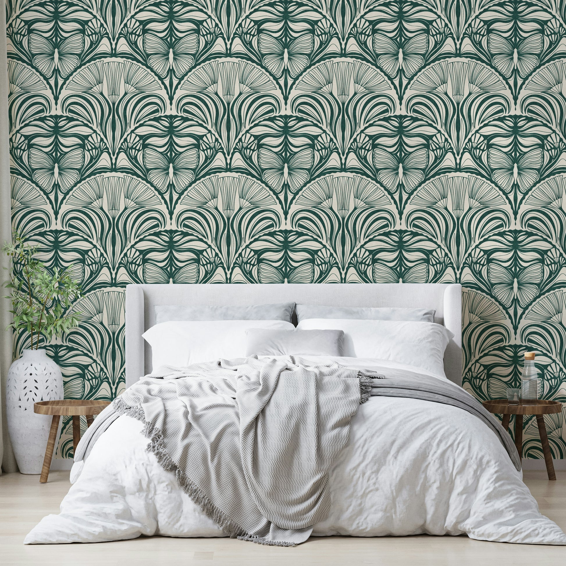 Gatsby-inspired emerald green feature wallpaper

