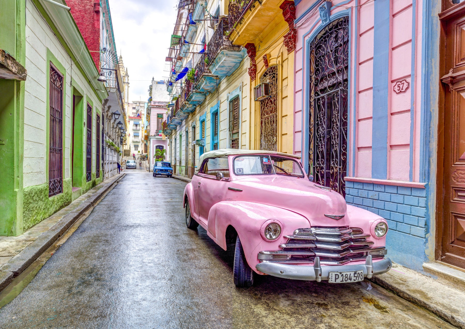 Vintage car in Havana Wall Mural in your room — zoomed