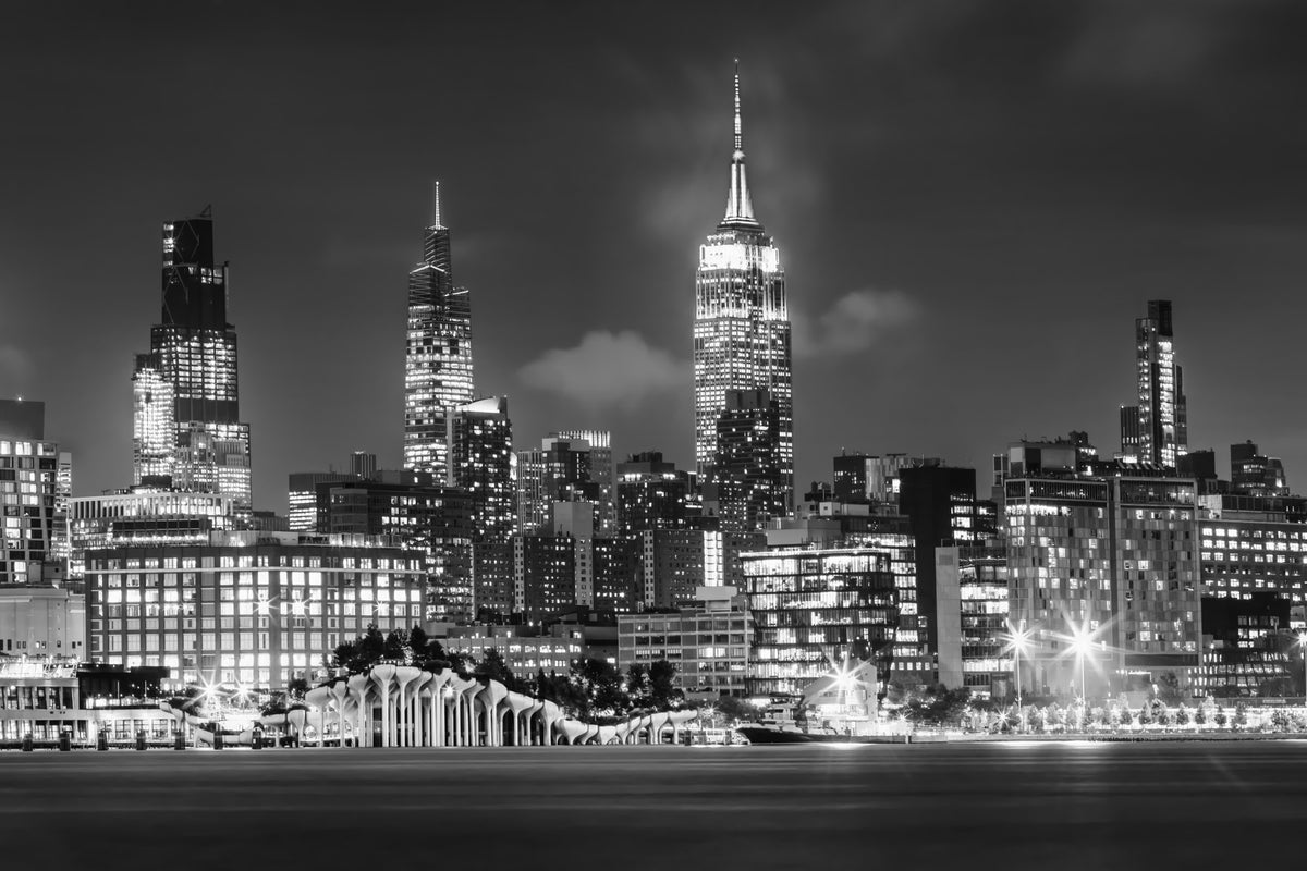 Beeindruckende Skyline von Midtown Manhattan mit Little Island | Monochromes Wandgemälde in your room