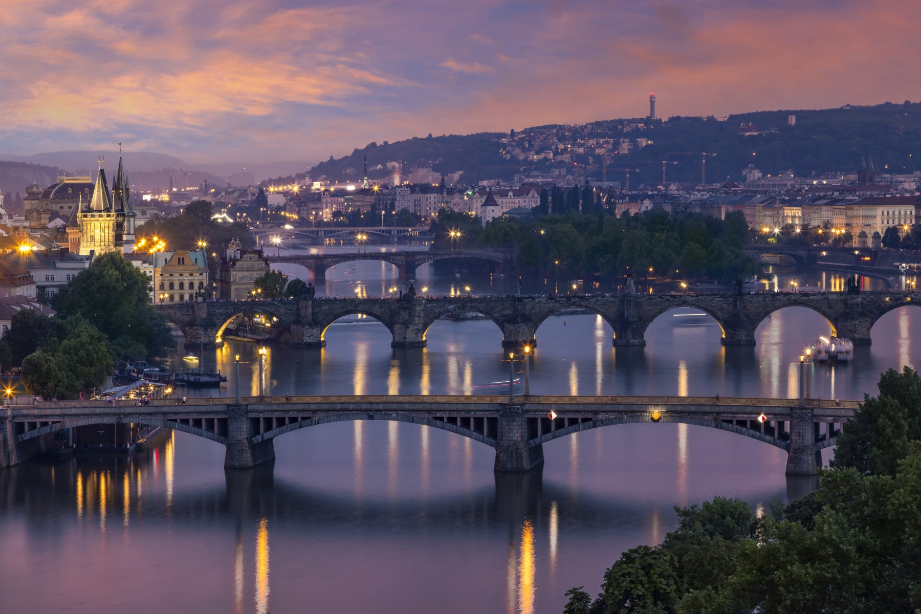 Widok wieczoru nad mostami Vltava w Prague Wall Mural