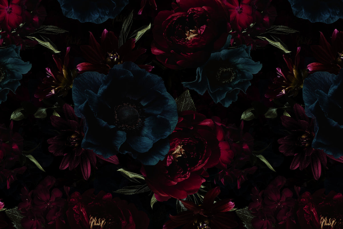 Pivoines gothiques et fleurs de jardin de minuit avec une murale de mur d'élégance de mauvaise humeur in your room — zoomed