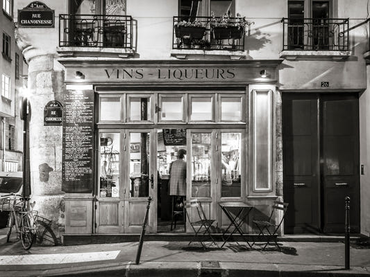 Vins-Liqueurs : Une fresque murale papier peint noir parisien