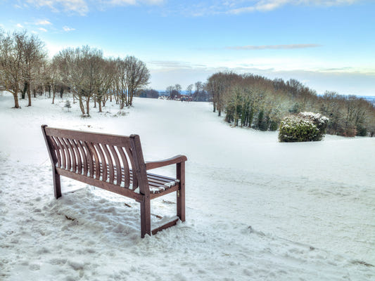 Banc dans un paysage enneigé Papier peint mural