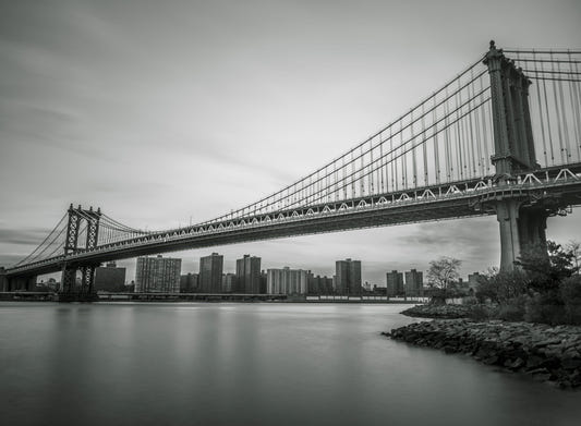 Urban Span : La passerelle en monochrome, fresque murale