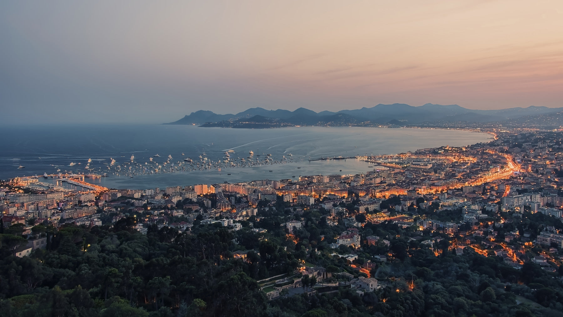 La fresque murale de la baie de Cannes