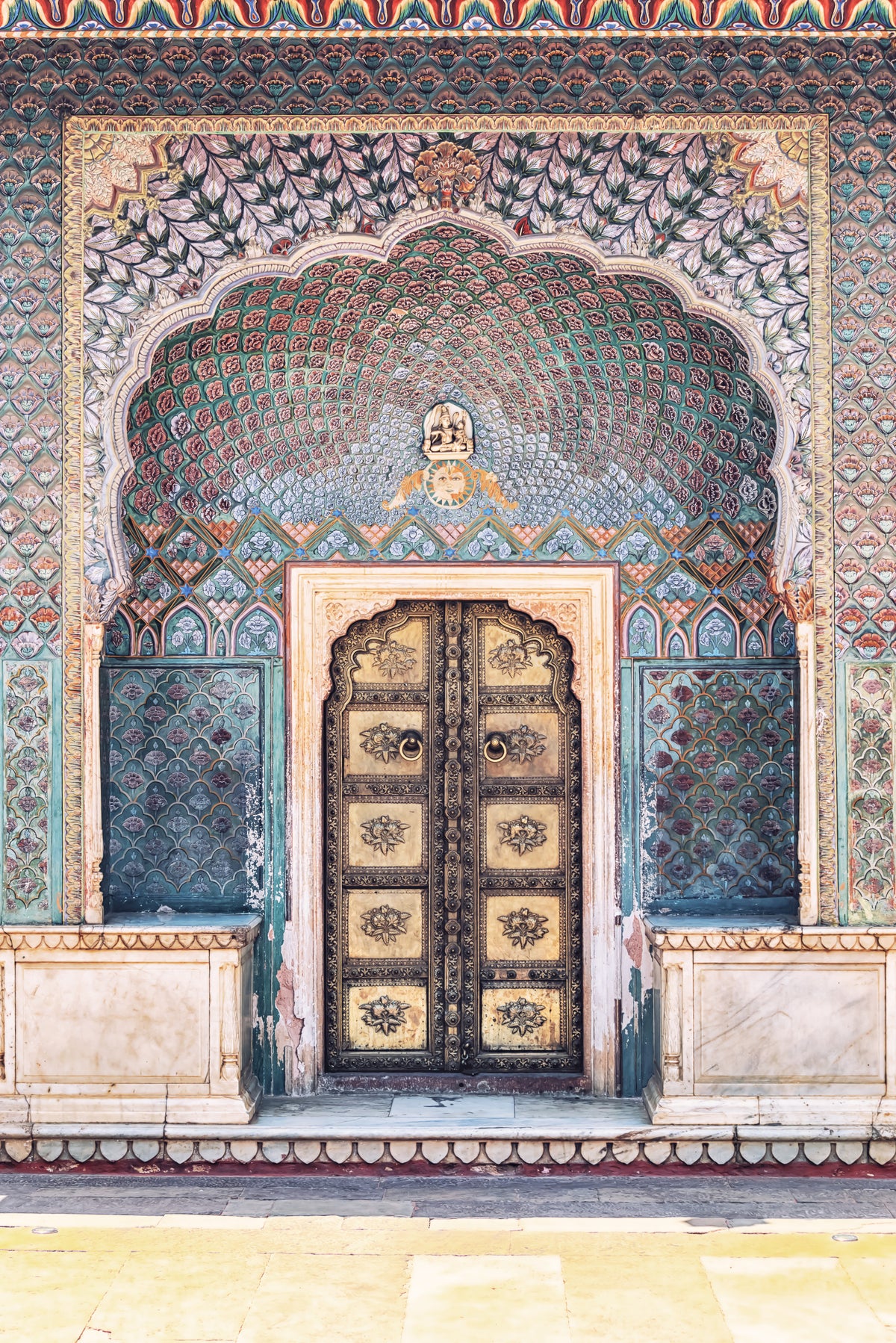 Peinture murale de la porte d'un palais indien in your room — zoomed