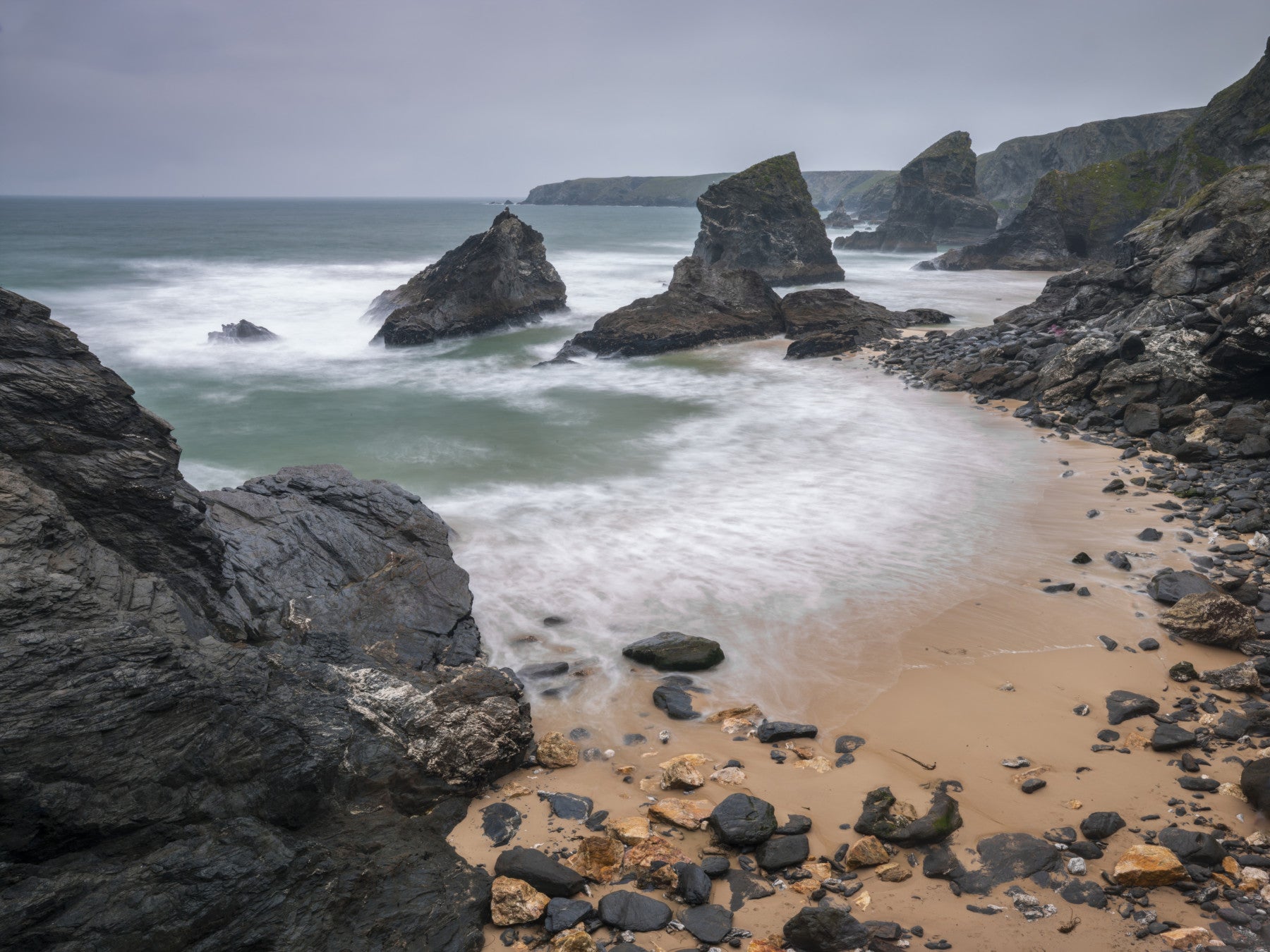 Fototapet pe plaja Bedruthan Steps din Cornwall