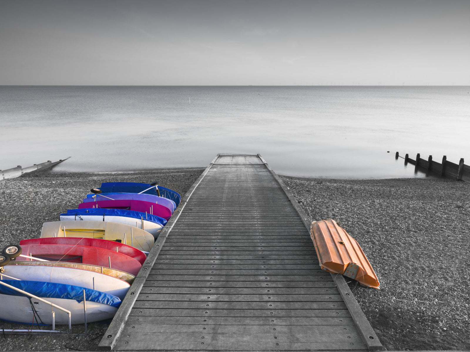 Peinture murale représentant des kayaks sur une jetée