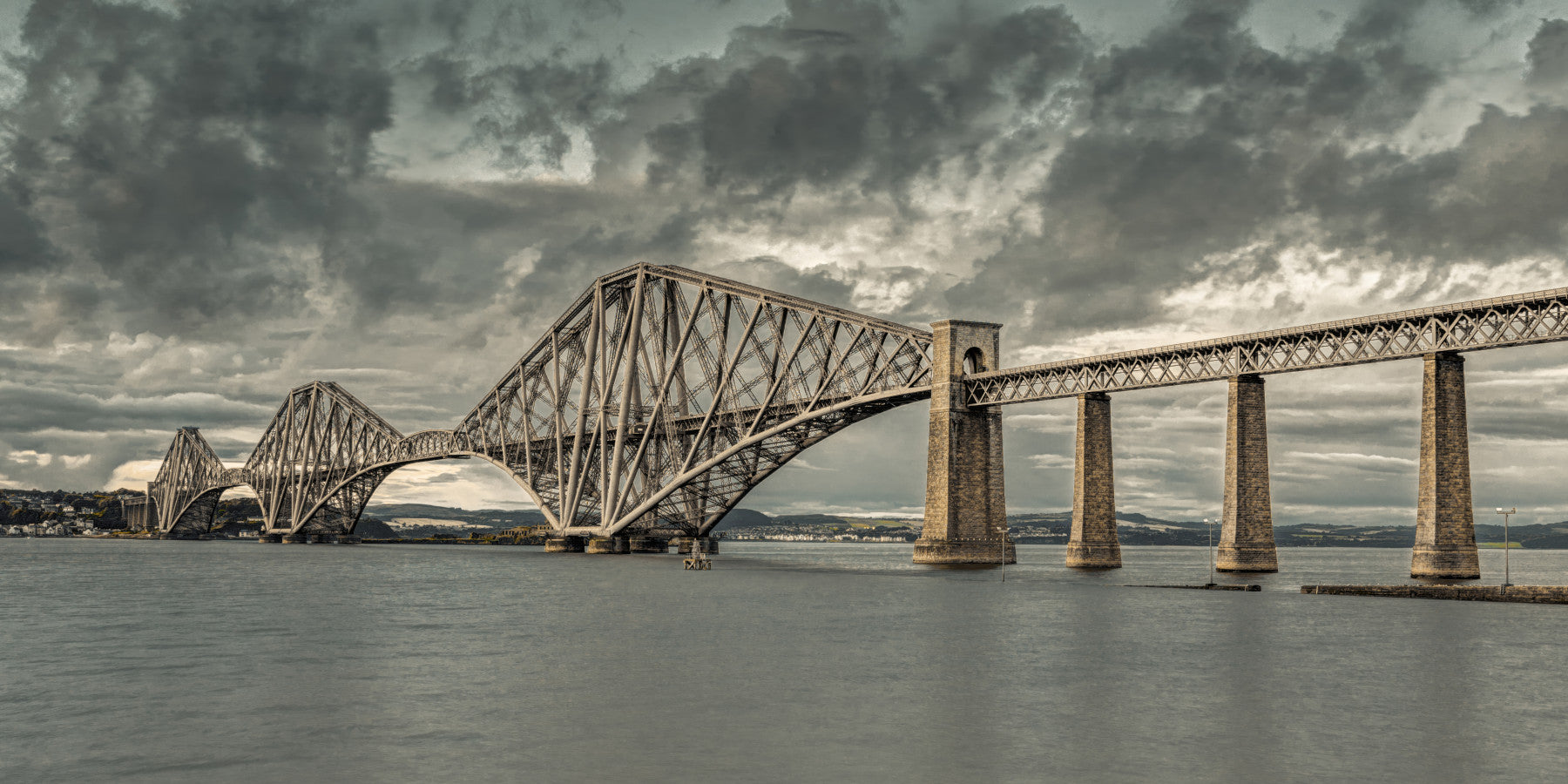 Fototapet med utsikt över historiska Forth Rail Bridge in your room — zoomed