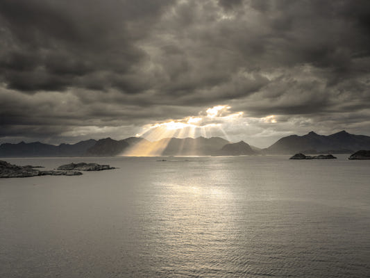 Coucher de soleil sur une fresque murale d'un fjord norvégien