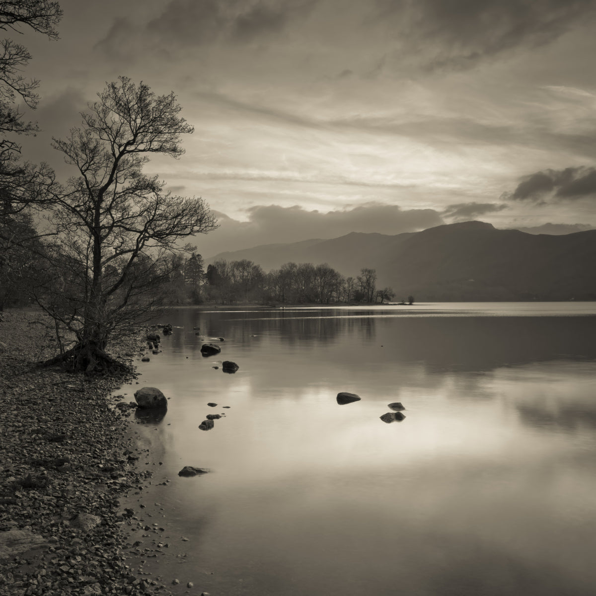 Wandbild „Stiller See in der Abenddämmerung“ in your room — zoomed