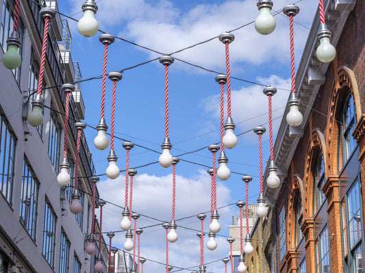 Wandbild mit urbanen Hängeleuchten